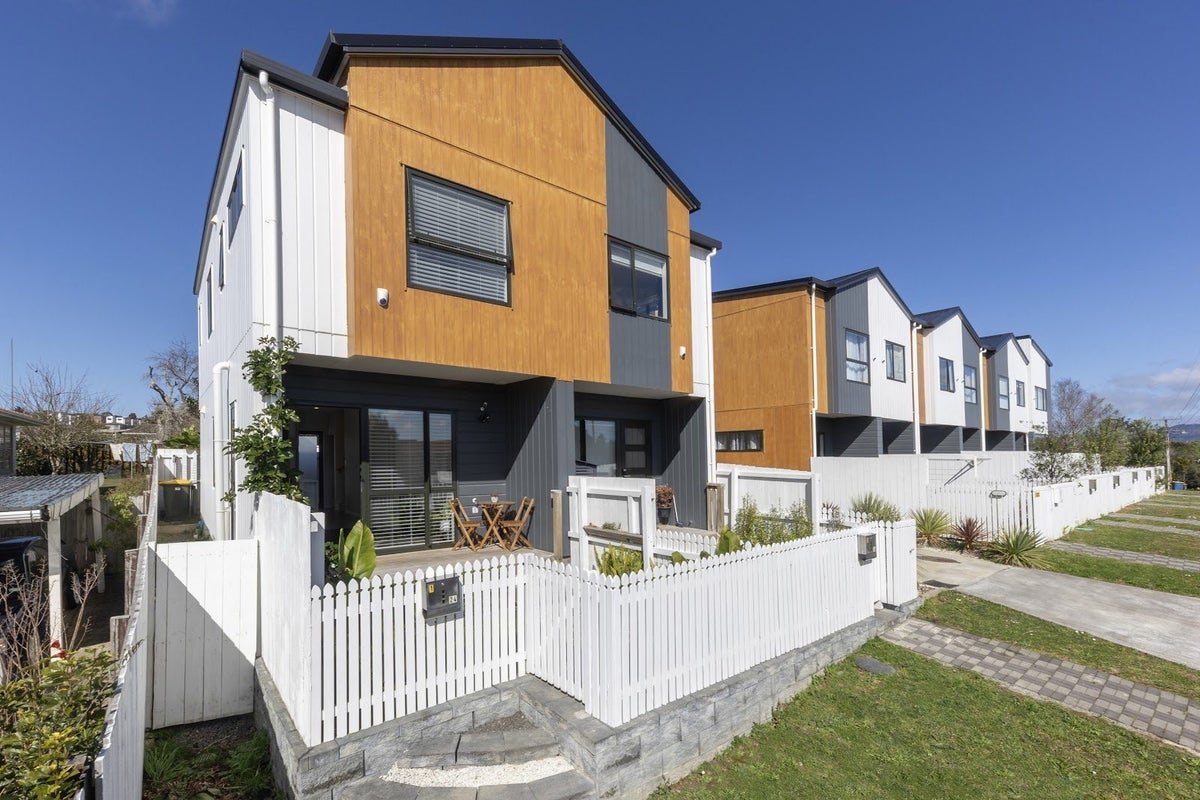 1/24 Tara Road, Henderson, Auckland - Carousel 1