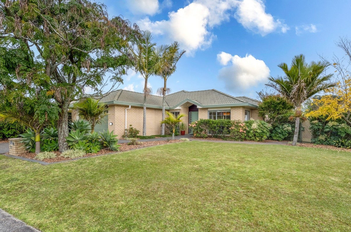 18 Matterhorn Crescent, Northpark, Auckland - Carousel 1
