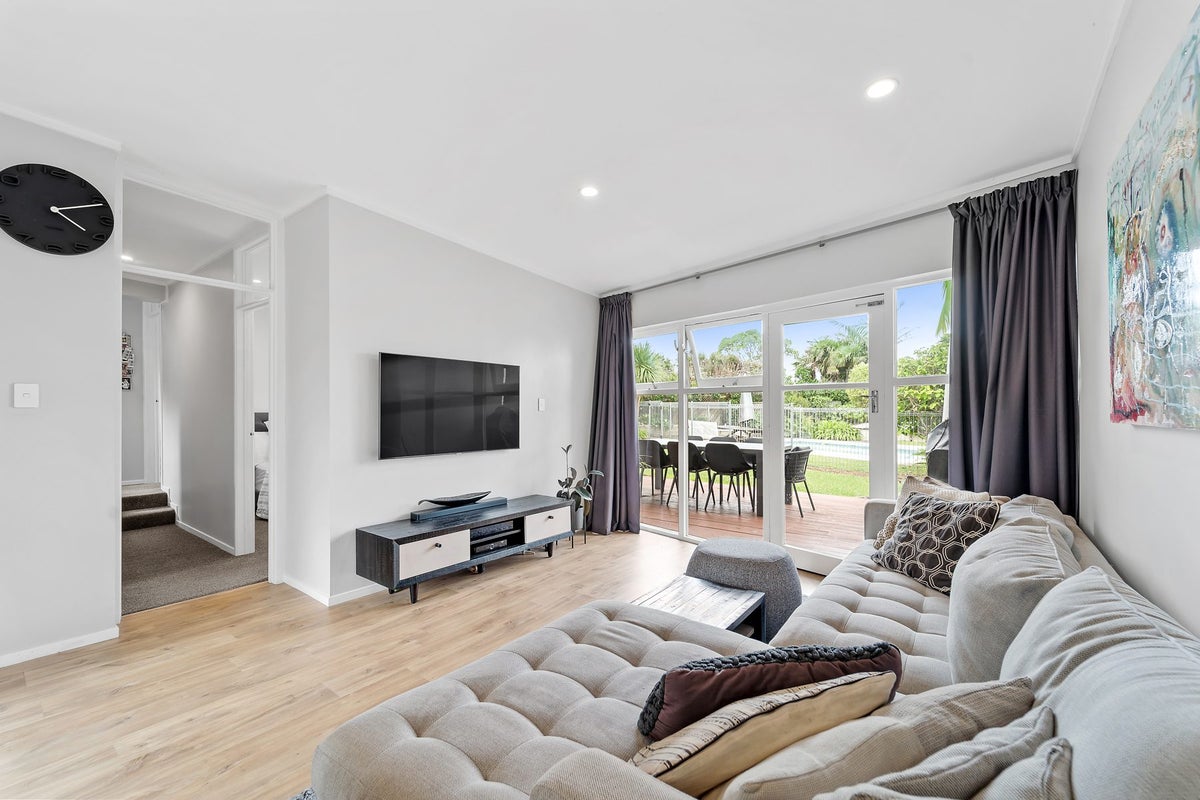 2/18 Parr Terrace, Castor Bay, Auckland - Carousel 1