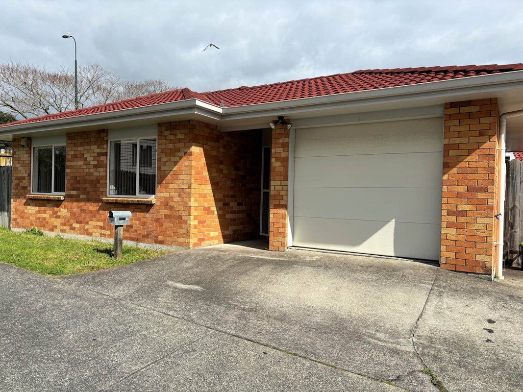 11 Liscooly Place, Flat Bush, Auckland - Carousel 1