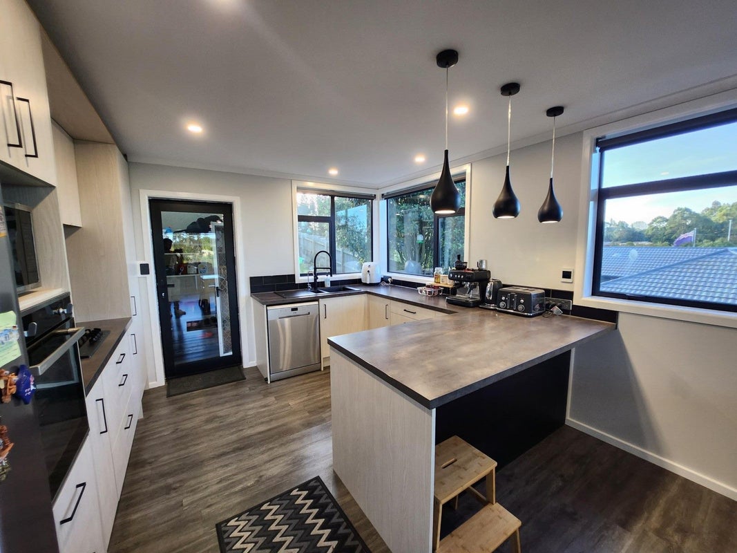 40 Maudes Road, Deborah - Carousel 2