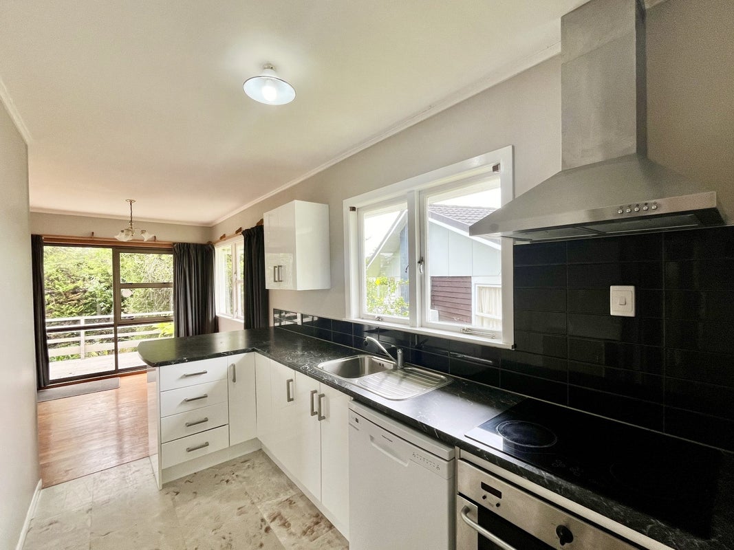 11 La Rosa Street, Green Bay, Auckland - Carousel 2