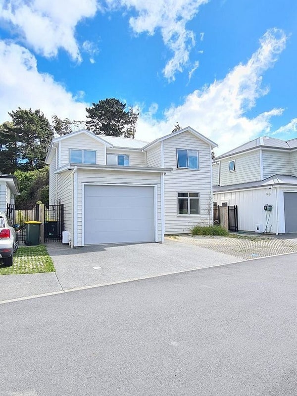 4 Glide LANE, WHITBY, PORIRUA - Carousel 1