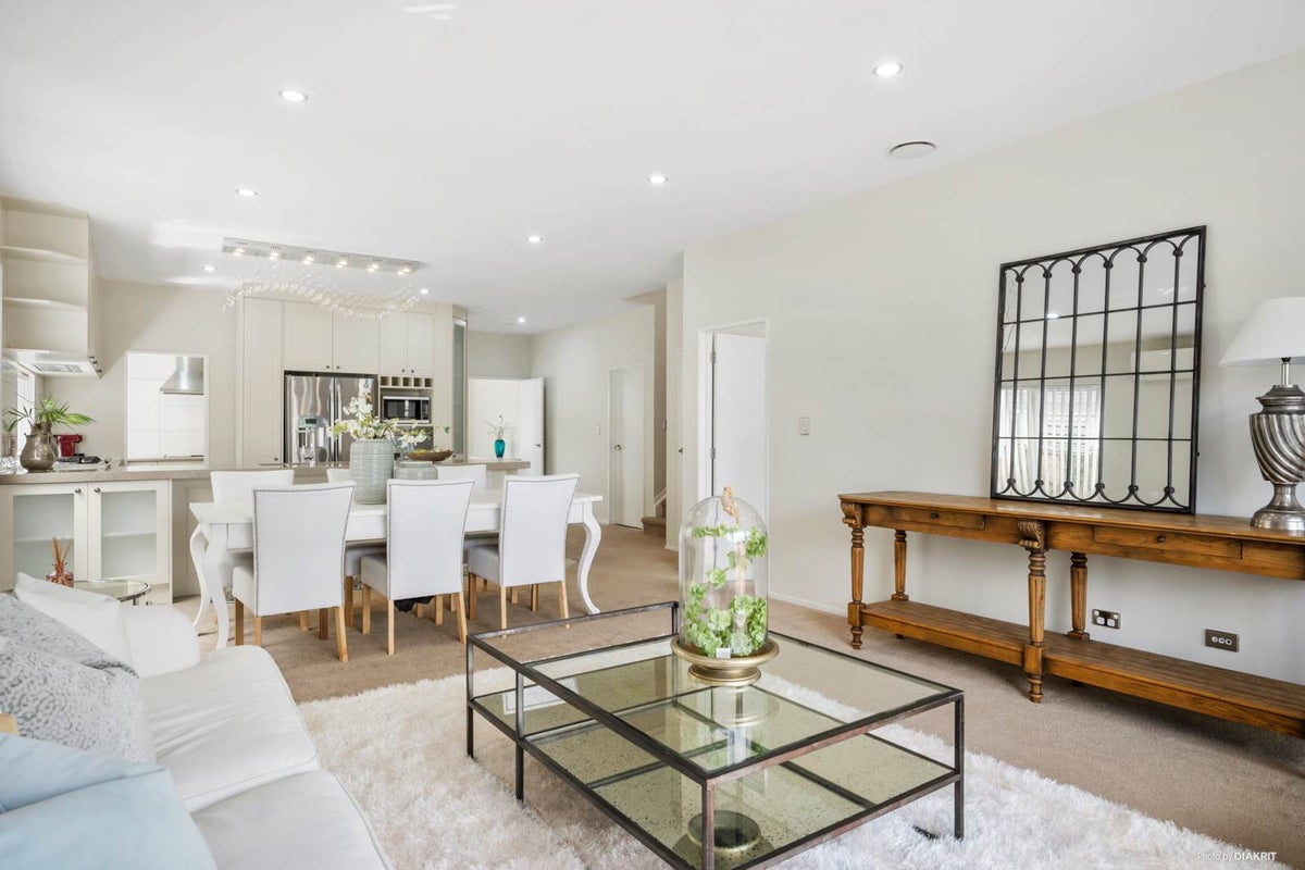 37 Charlestown Drive, Flat Bush, Auckland - Carousel 2