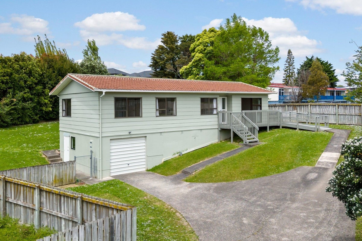 18 Reinga Place, Massey, Auckland - Carousel 1