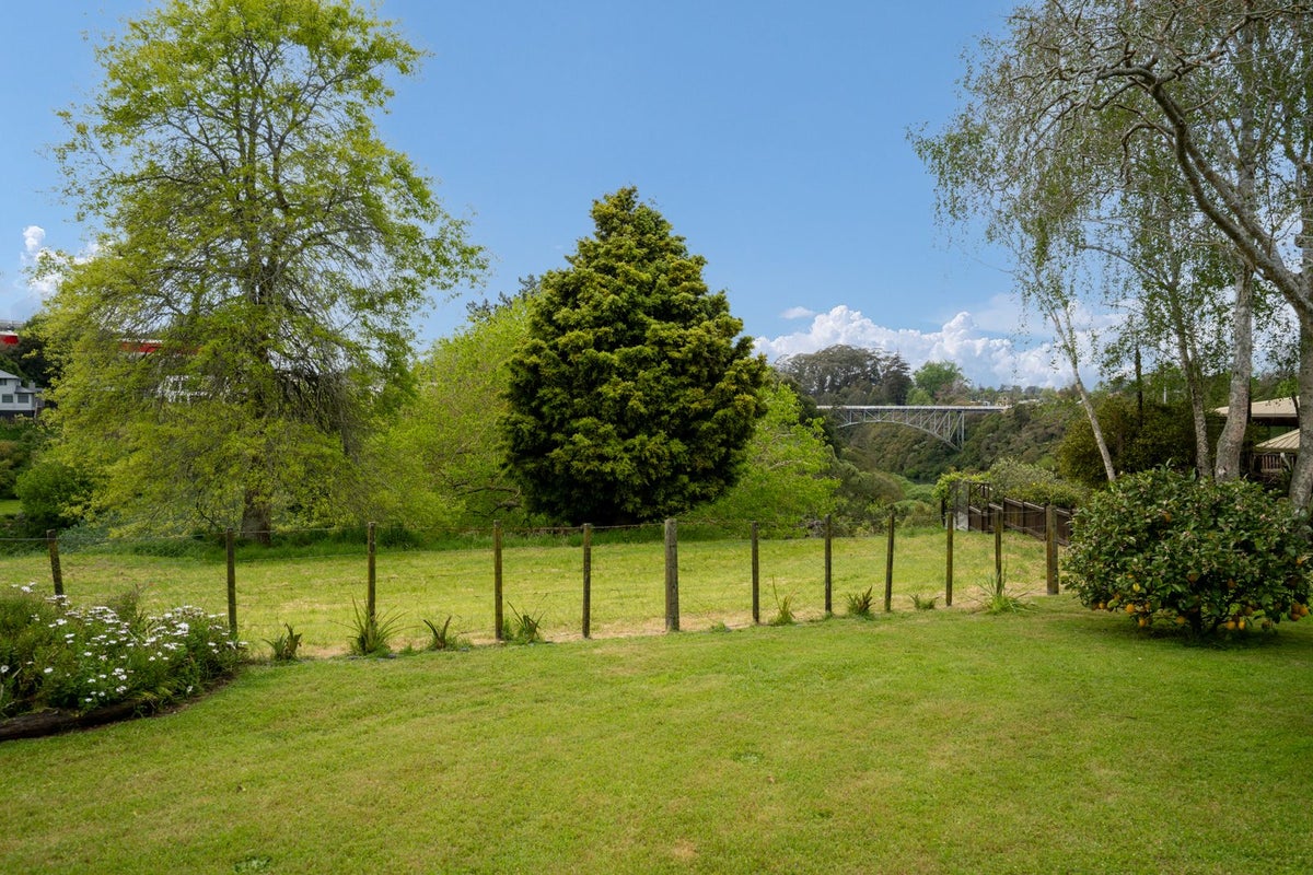 16 Marlowe Drive, Leamington, Cambridge - Carousel 2