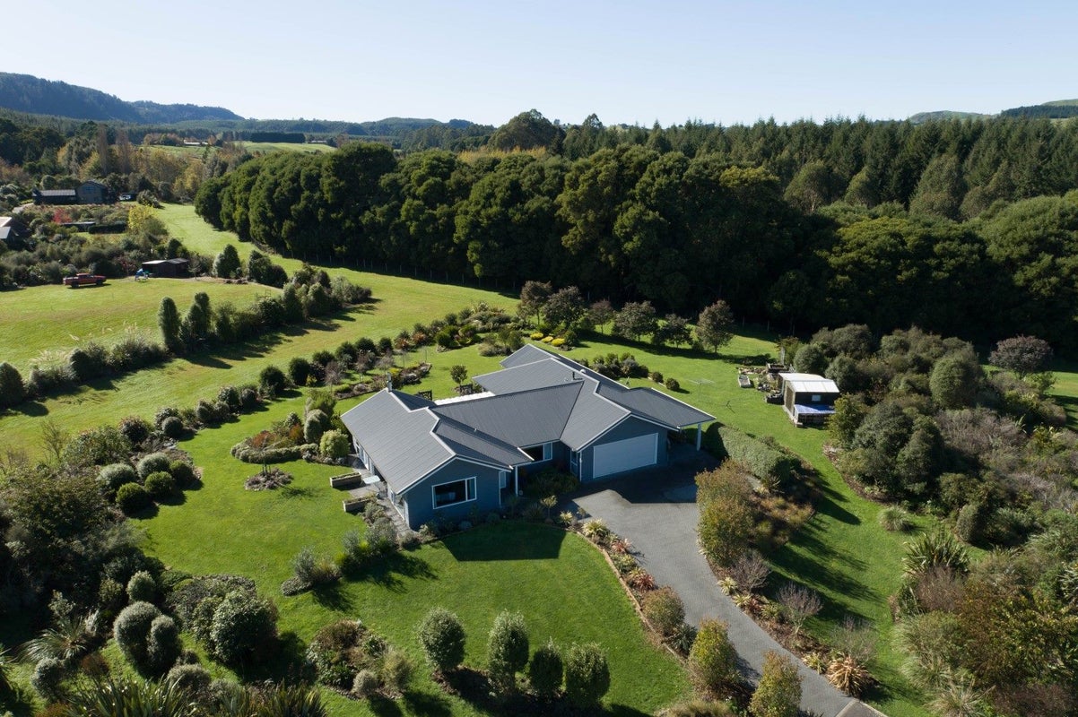 26 Lacebark Drive, Kinloch, Taupo - Carousel 1