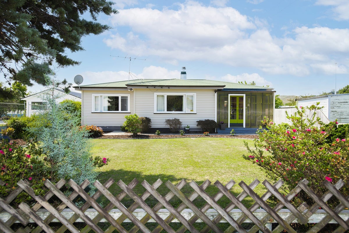 4 Coldstream Road, Kaiti, Gisborne - Carousel 1