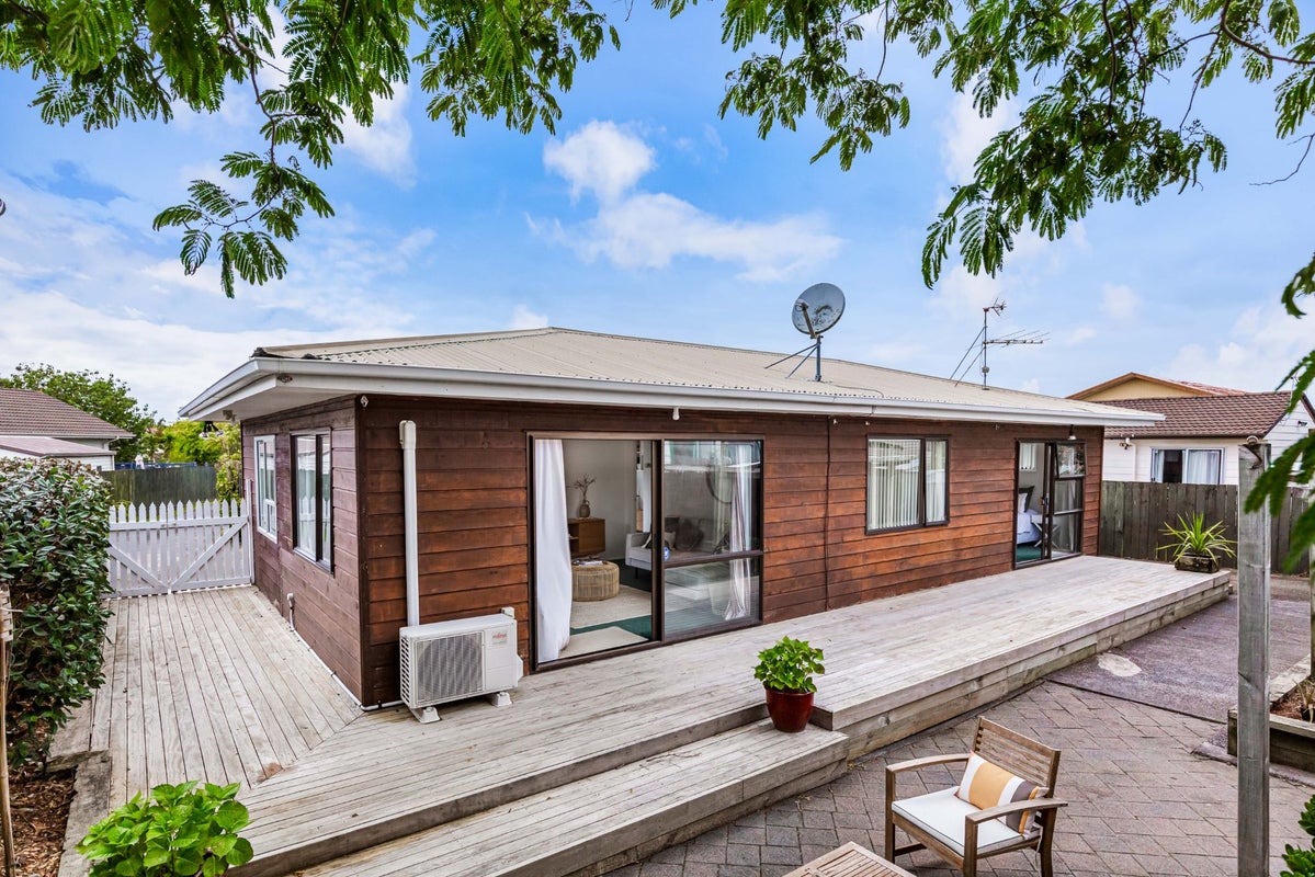 1/16 Glenhaven Place, Te Atatu Peninsula, Auckland - Carousel 1