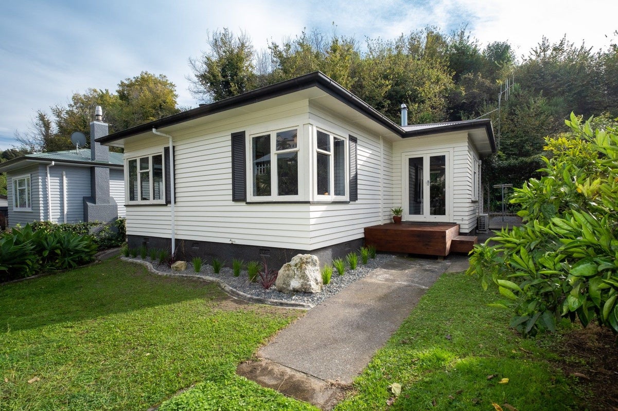 89 Shakespeare Road, Bluff Hill, Napier - Carousel 1