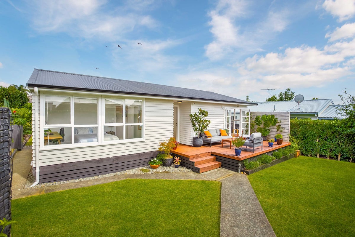 6 Hikurangi Street, Te Atatu Peninsula, Auckland - Carousel 1