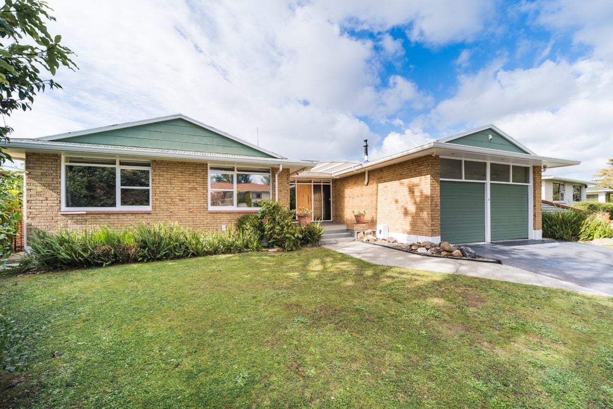 65 Wikiriwhi Crescent, Awapuni, Palmerston North - Carousel 1
