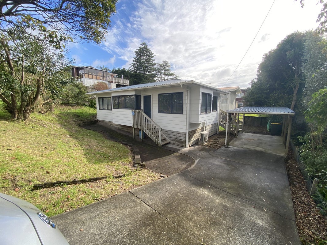 9 Bridge Avenue, Te Atatu South, Auckland - Carousel 1