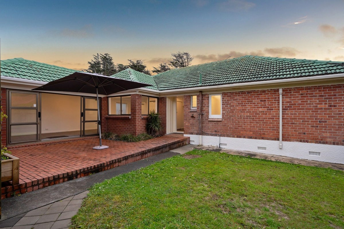 24 Godley Road, Green Bay, Auckland - Carousel 2