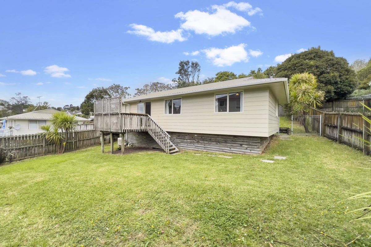 12A Maywood Crescent, Glen Eden, Auckland - Carousel 1