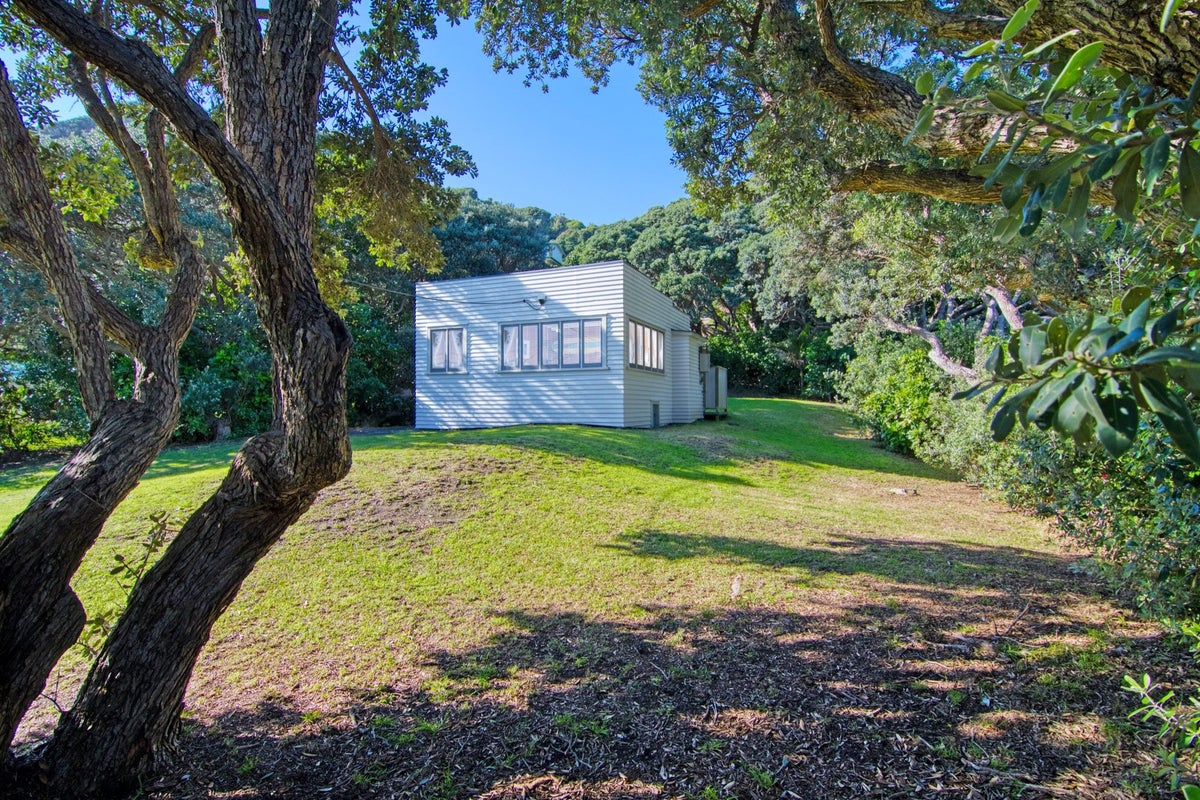 43 North Piha Road, New Lynn - Carousel 1