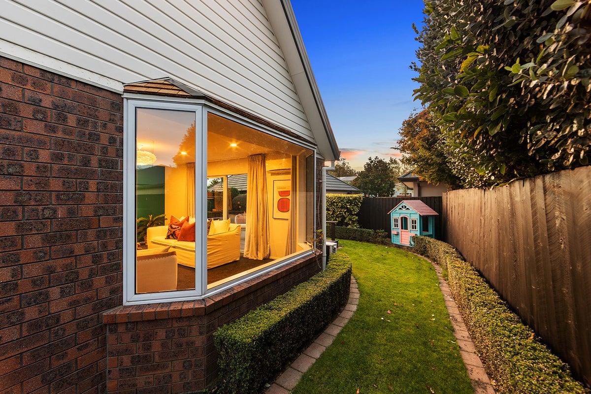 2/8 Galway Avenue, Bryndwr, Christchurch - Carousel 15