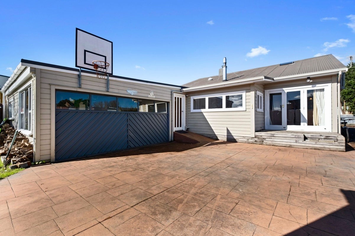 204A Tukapa Street, Westown, New Plymouth - Carousel 1