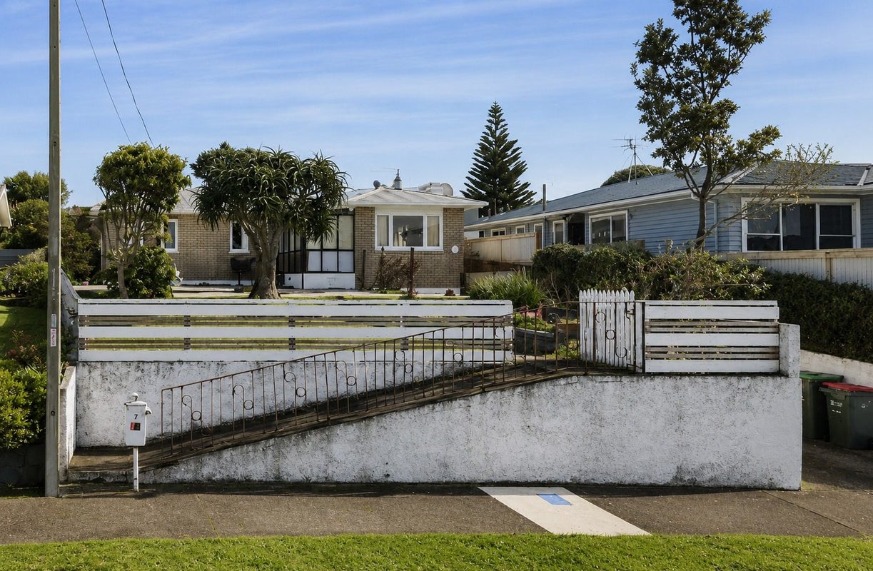 7 Rospeath Crescent, Spotswood, New Plymouth - Carousel 1