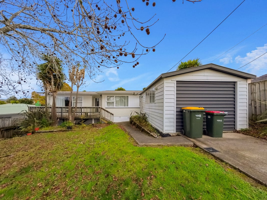 13 Poto Street, Te Atatu South, Auckland - Carousel 1