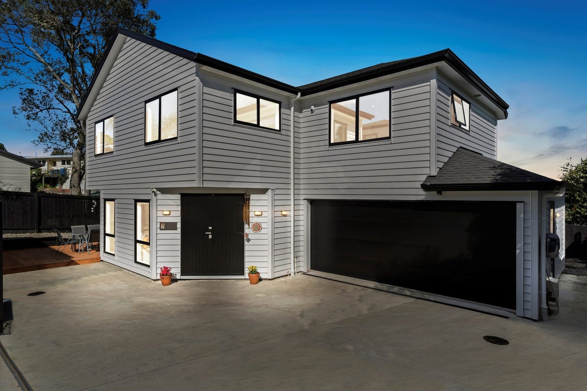 7A Halcombe Place, Green Bay, Auckland - Carousel 1