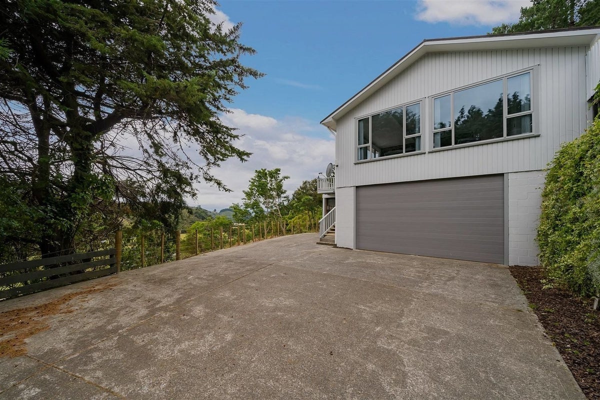 527 Whitemans Valley Road, Whitemans Valley, Upper Hutt - Carousel 1