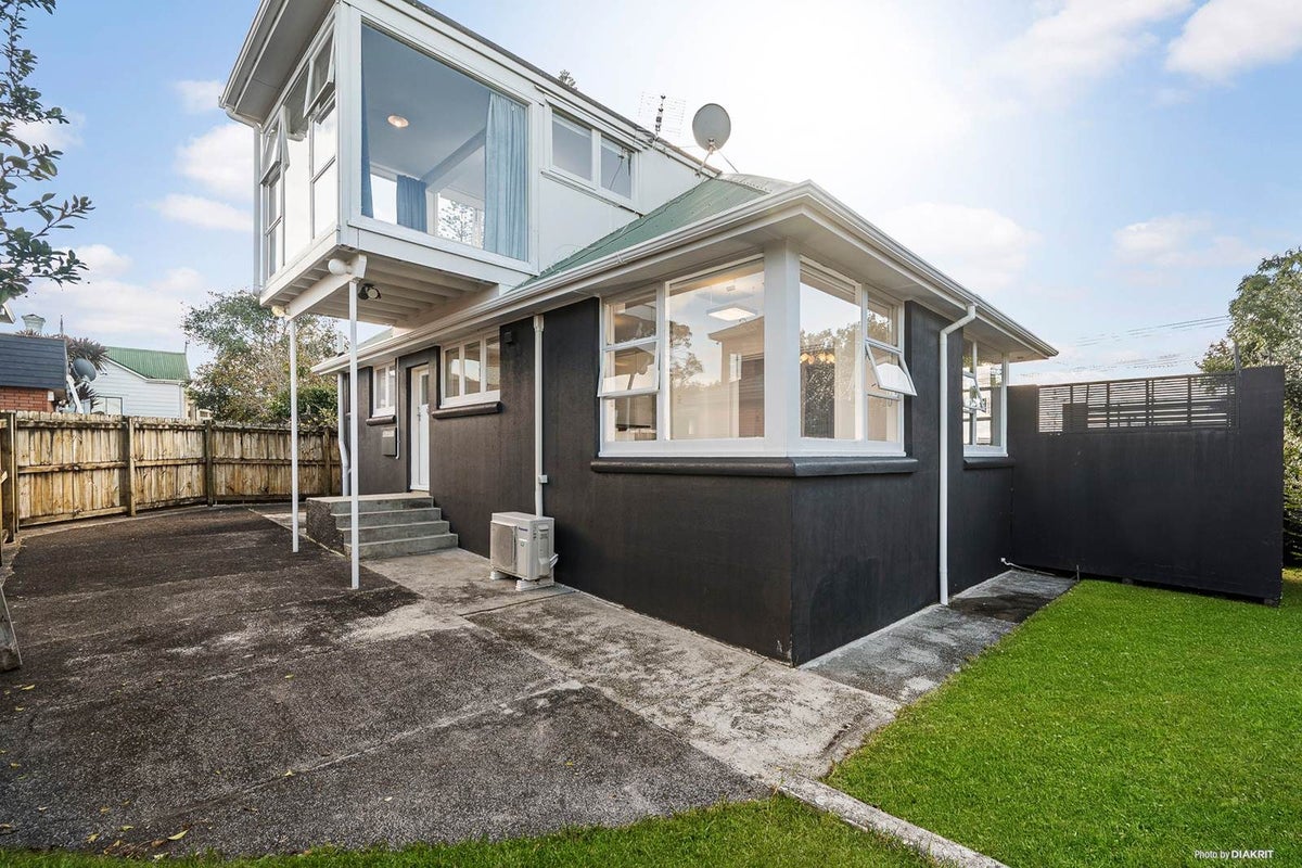 1/12 Raleigh Road, Northcote, Auckland - Carousel 1