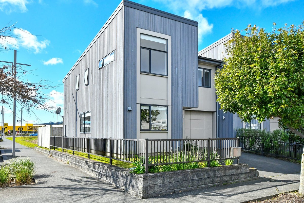 2 Kamana Road, Flat Bush, Auckland - Carousel 1