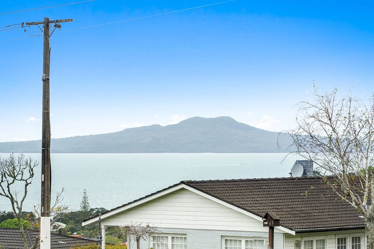 61 Knights Road, Rothesay Bay, Auckland - Carousel 1