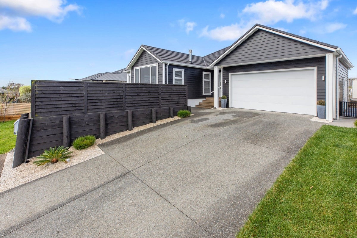 31 Benmore Crescent, Pyes Pa, Tauranga - Carousel 1