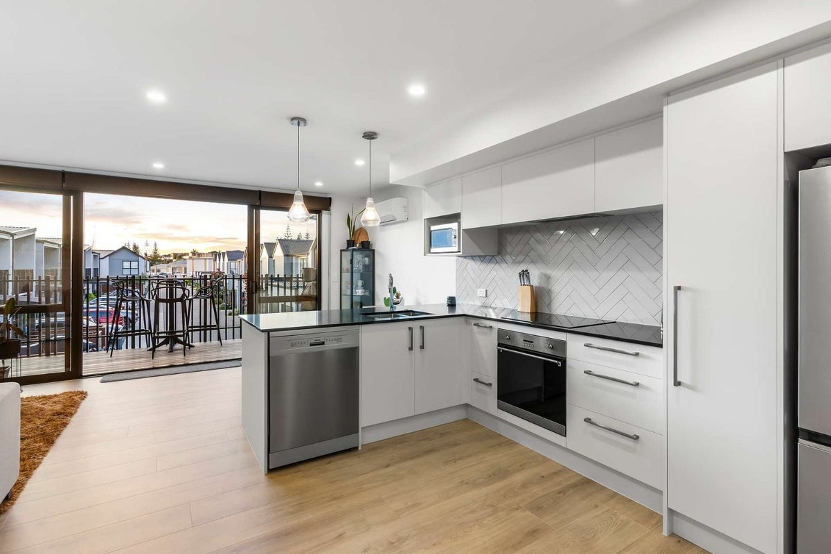 2/14 Unga Place, Beachlands, Auckland - Carousel 2