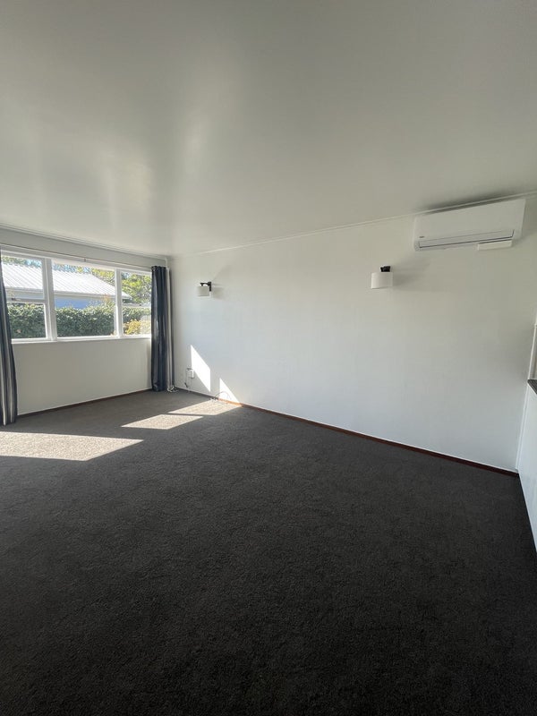 1/105 Te Atatu Road, Te Atatu South, Auckland - Carousel 1