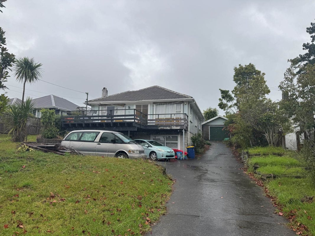 44 Cliff View Drive, Green Bay, Auckland - Carousel 1