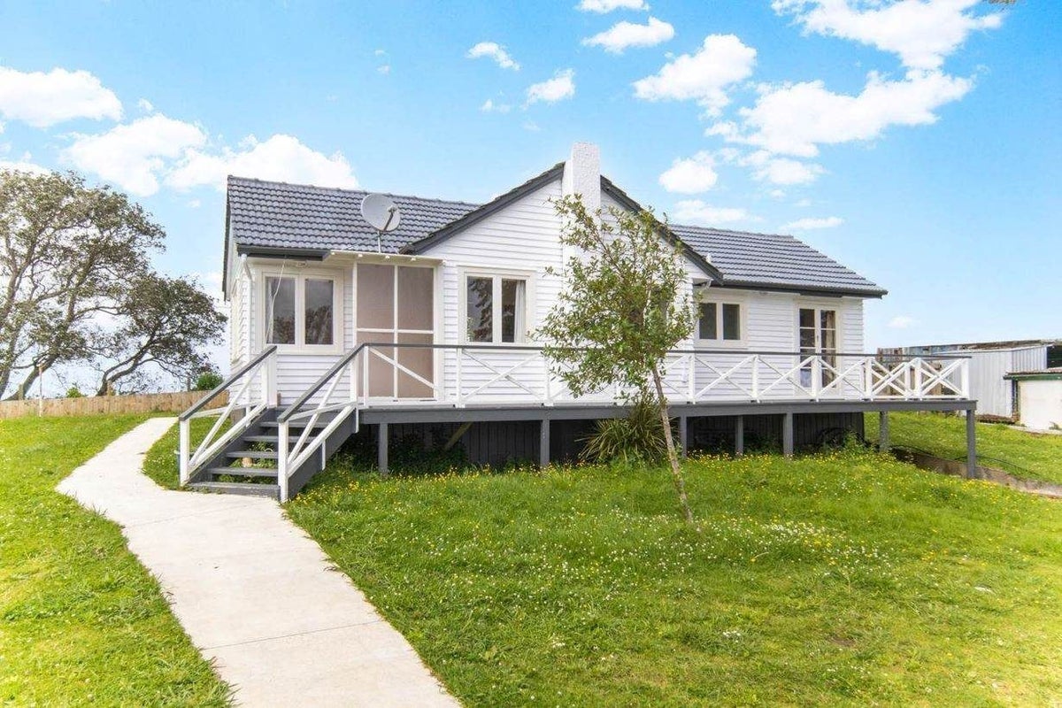 16 Cliff View Drive, Green Bay, Auckland - Carousel 2