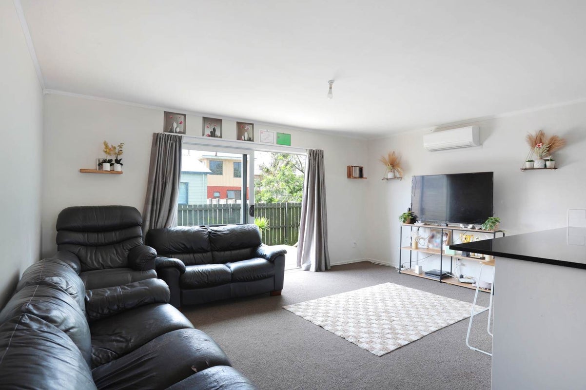 2/13 Hamurana Place, Te Atatu Peninsula, Auckland - Carousel 2