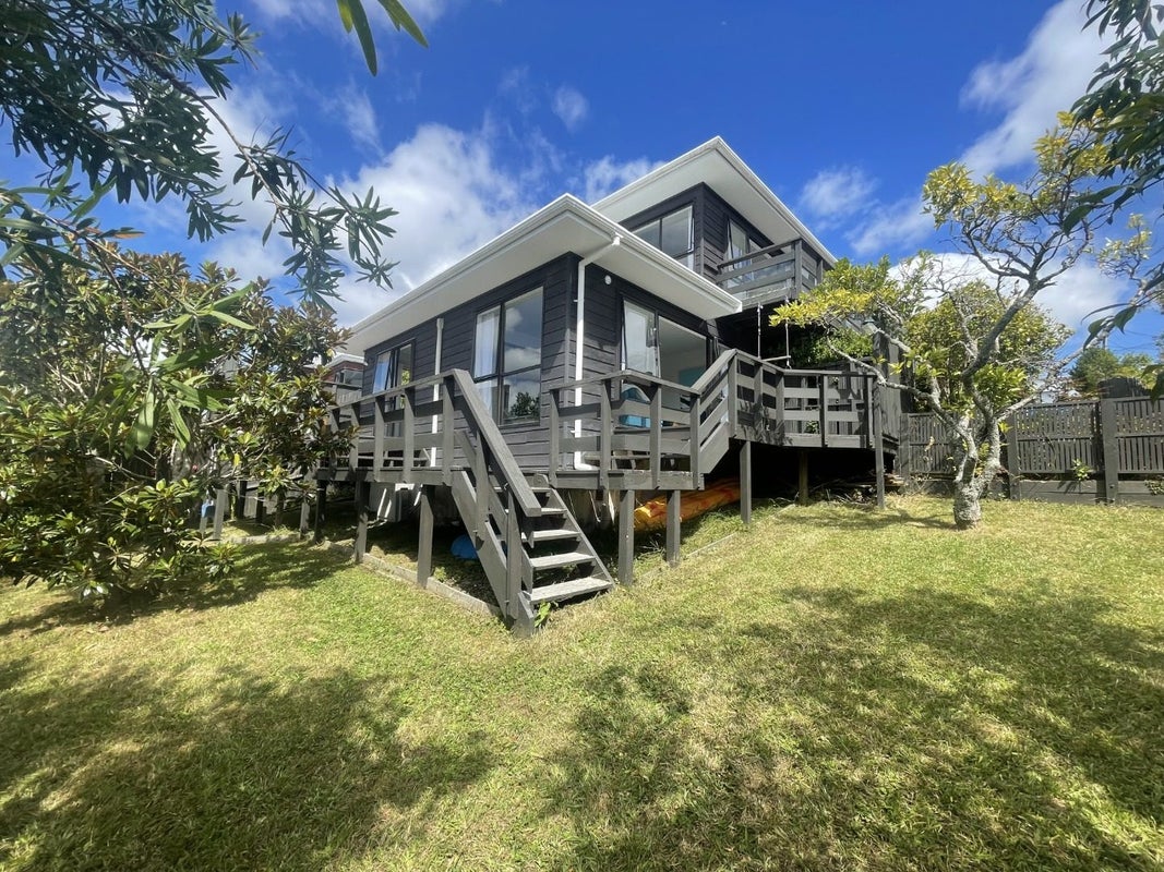 2/16 Kiteroa Terrace, Rothesay Bay, Auckland - Carousel 1