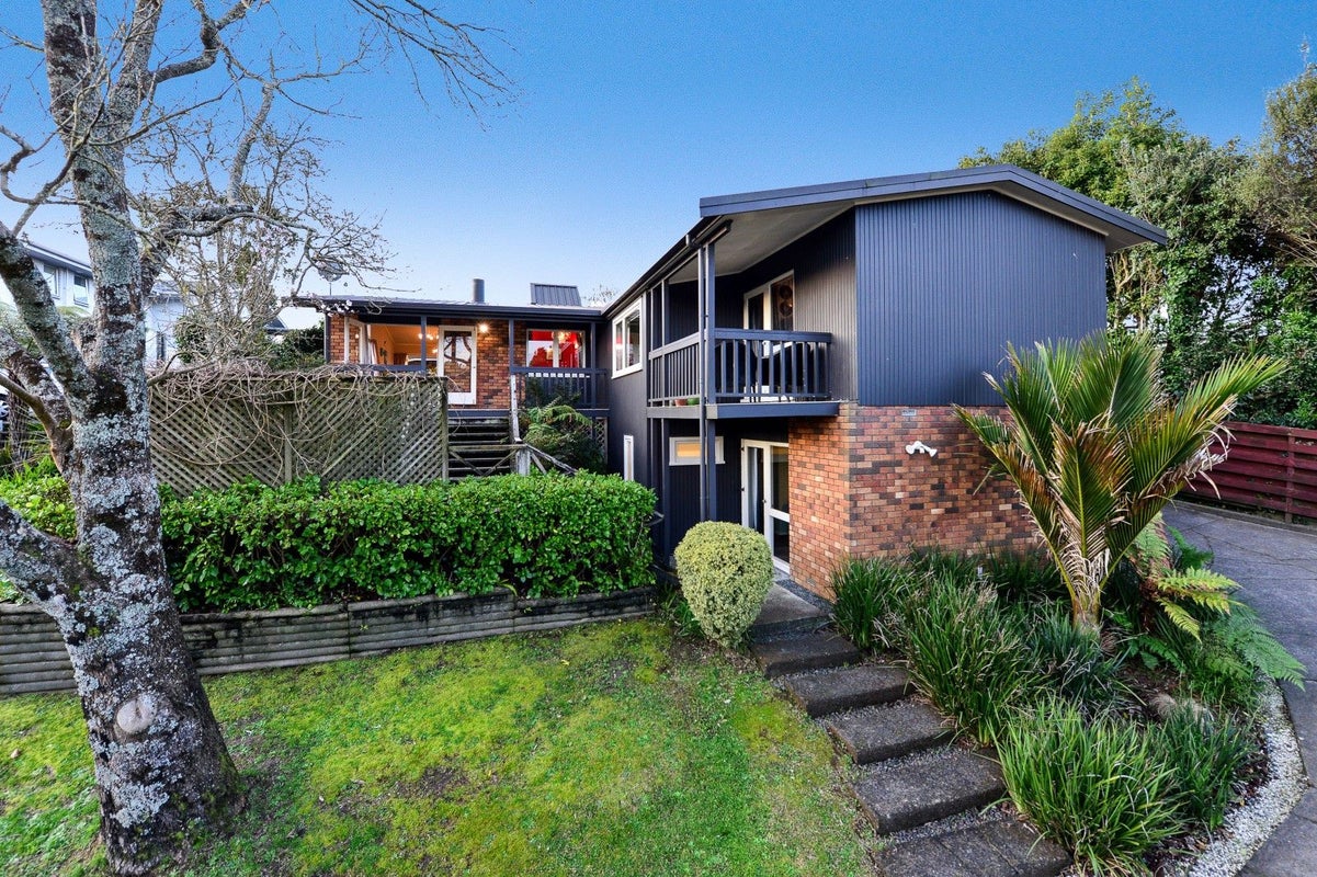15 McLaren Place, Chedworth, Hamilton - Carousel 1