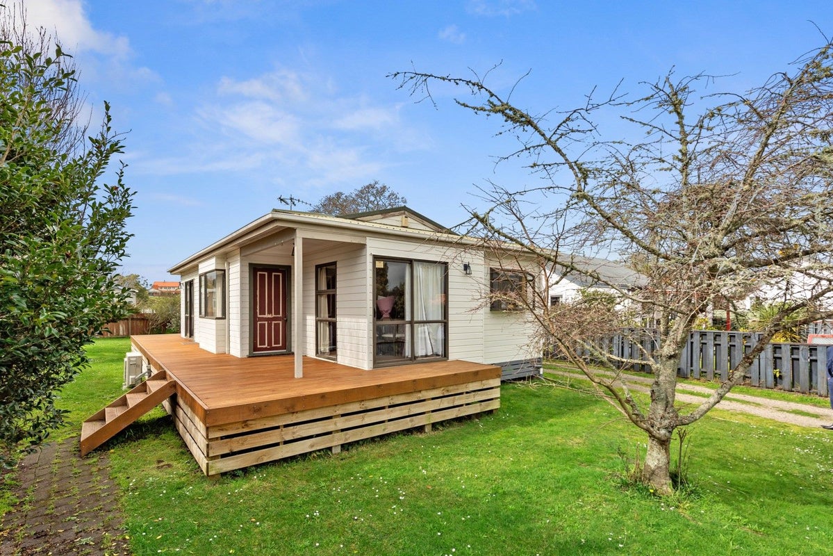 6 Camellia Place, Hamilton Lake, Hamilton - Carousel 1