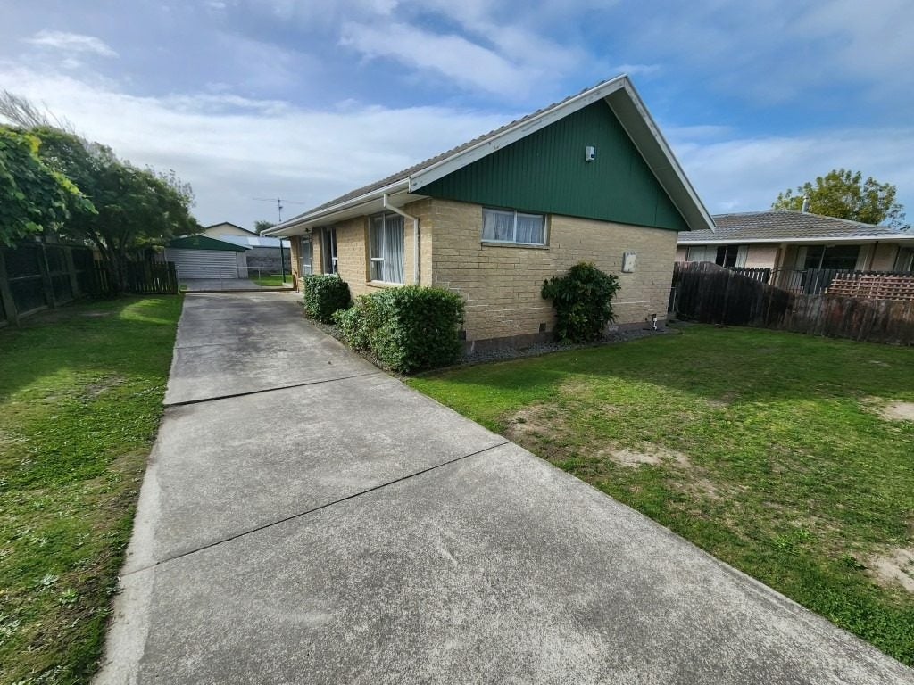 6 Queenspark Drive, Parklands, Christchurch - Carousel 1
