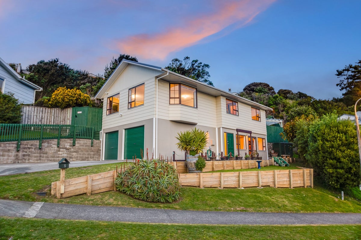 10 Adventure Drive, Whitby, Porirua - Carousel 1