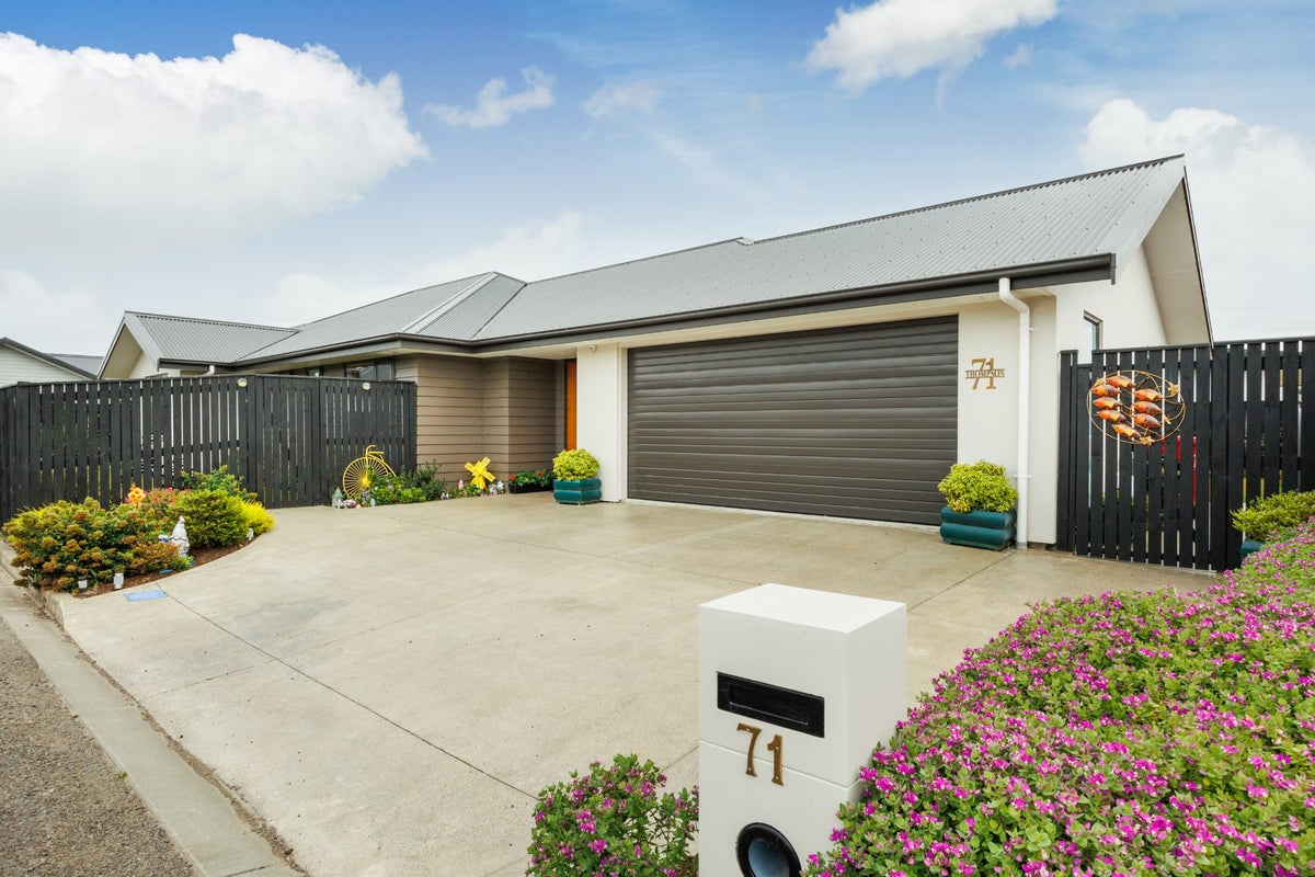 71 Johnstone Drive, Fitzherbert, Palmerston North - Carousel 1