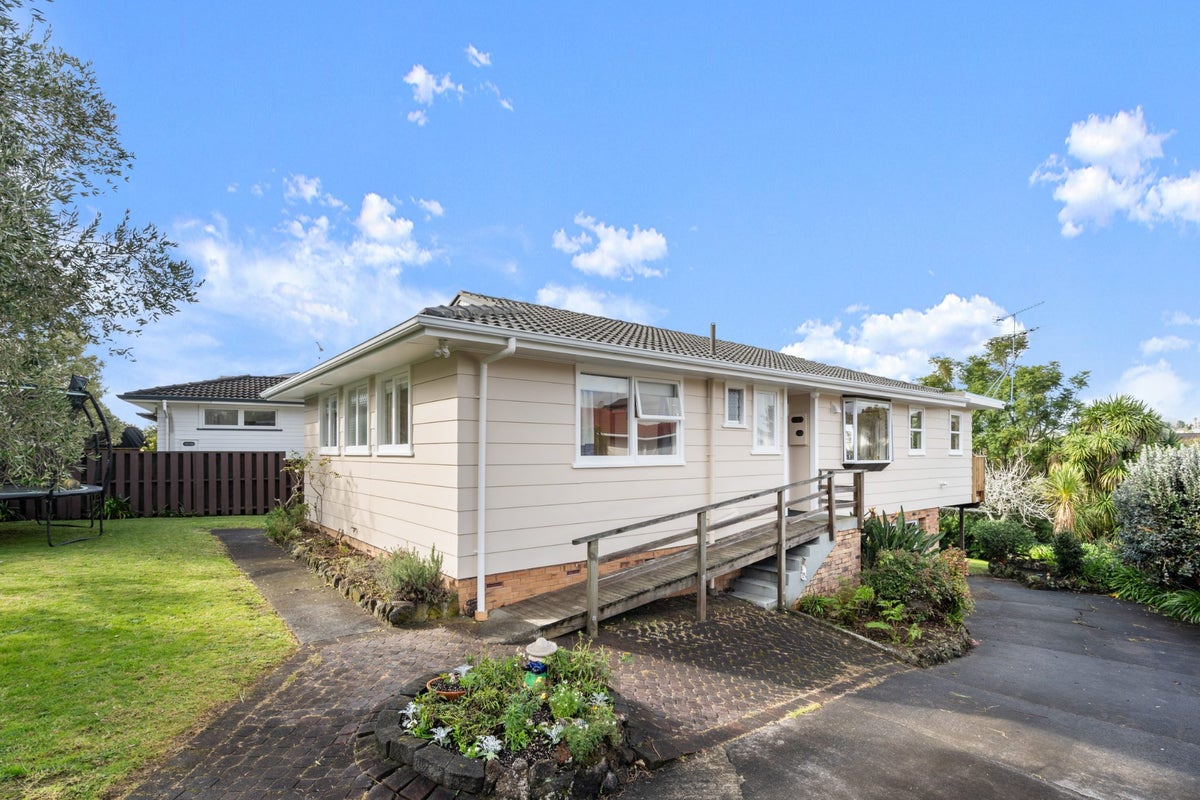 15 Judkins Crescent, Cockle Bay, Auckland - Carousel 1