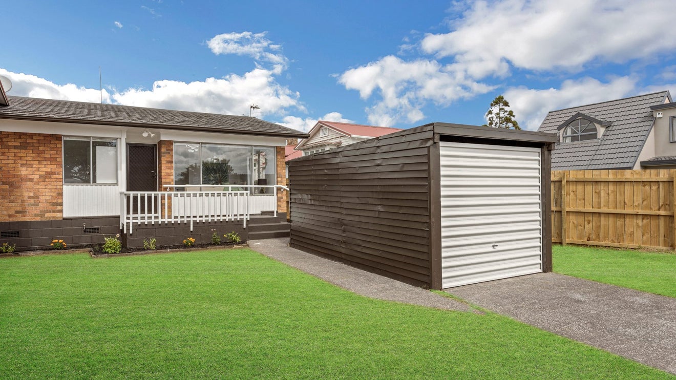 7/9 Flanshaw Road, Te Atatu South, Auckland - Carousel 1