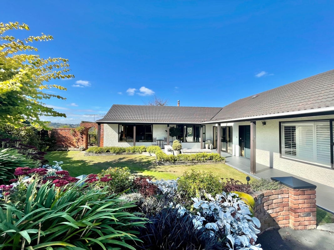 11 Hogan Place, Fairfield, Dunedin - Carousel 1