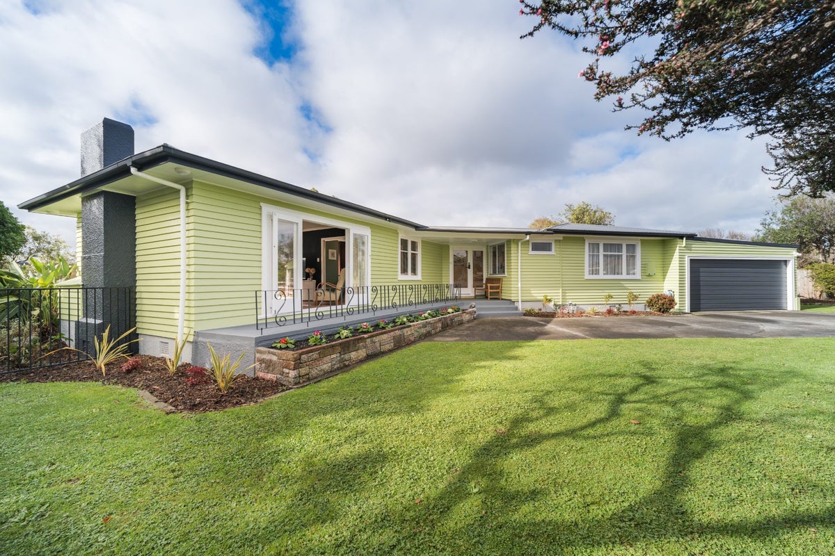 5 Woburn Place, Takaro, Palmerston North - Carousel 1