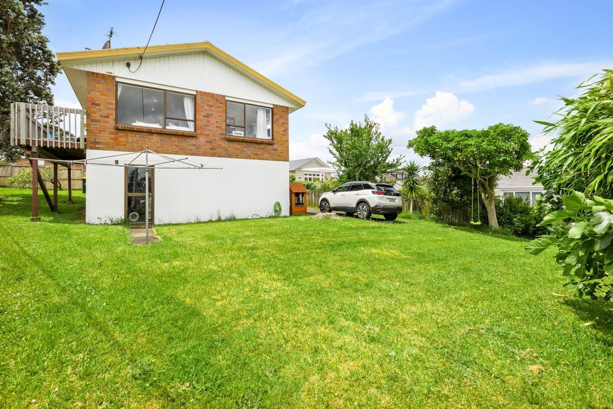 2/6 Dallinghoe Crescent, Milford, Auckland - Carousel 2