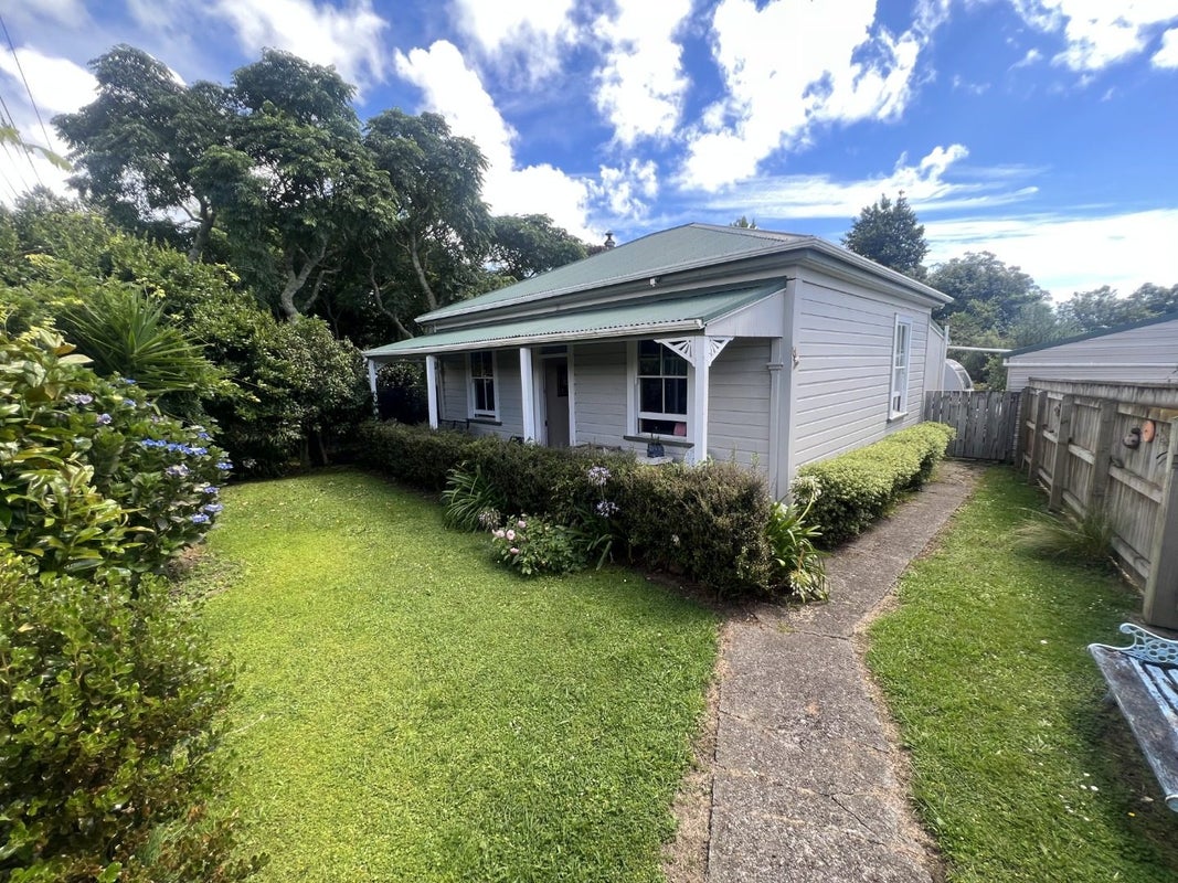 1106 State Highway 1, Manakau, Levin - Carousel 1