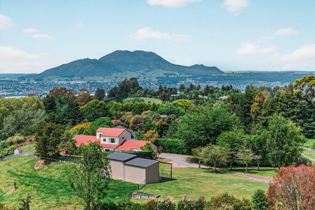 30 Ramsay Drive, Acacia Bay, Taupo - Carousel 1