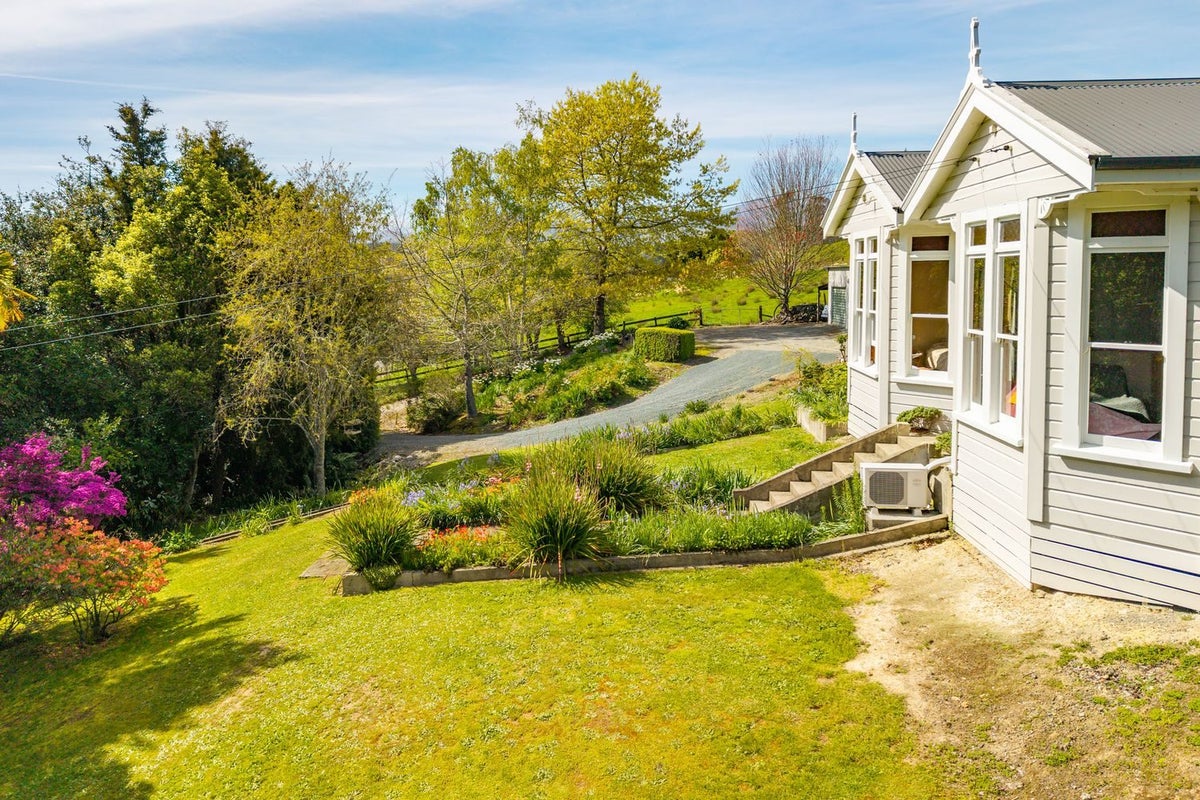 121 Pretty Bridge Valley Road, Belgrove, Wakefield - Carousel 2