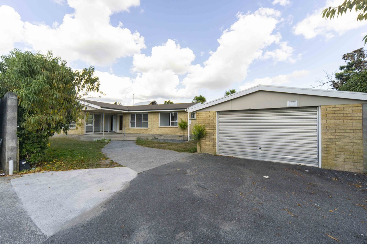 142 Clarkin Road, Fairfield, Hamilton - Carousel 1